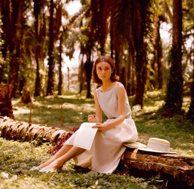 奥黛丽·赫本数次离婚，流产，她凭什么还被奉为女神？