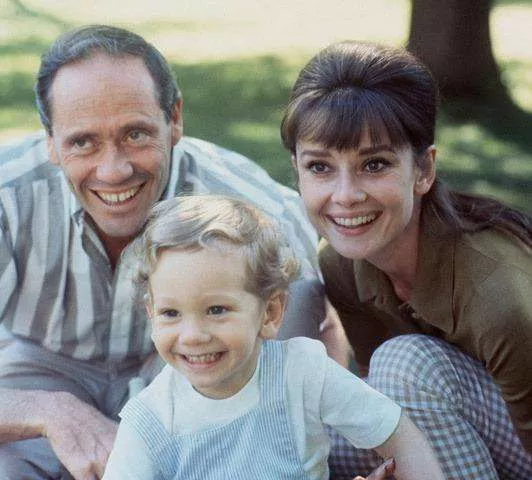 奥黛丽·赫本数次离婚，流产，她凭什么还被奉为女神？