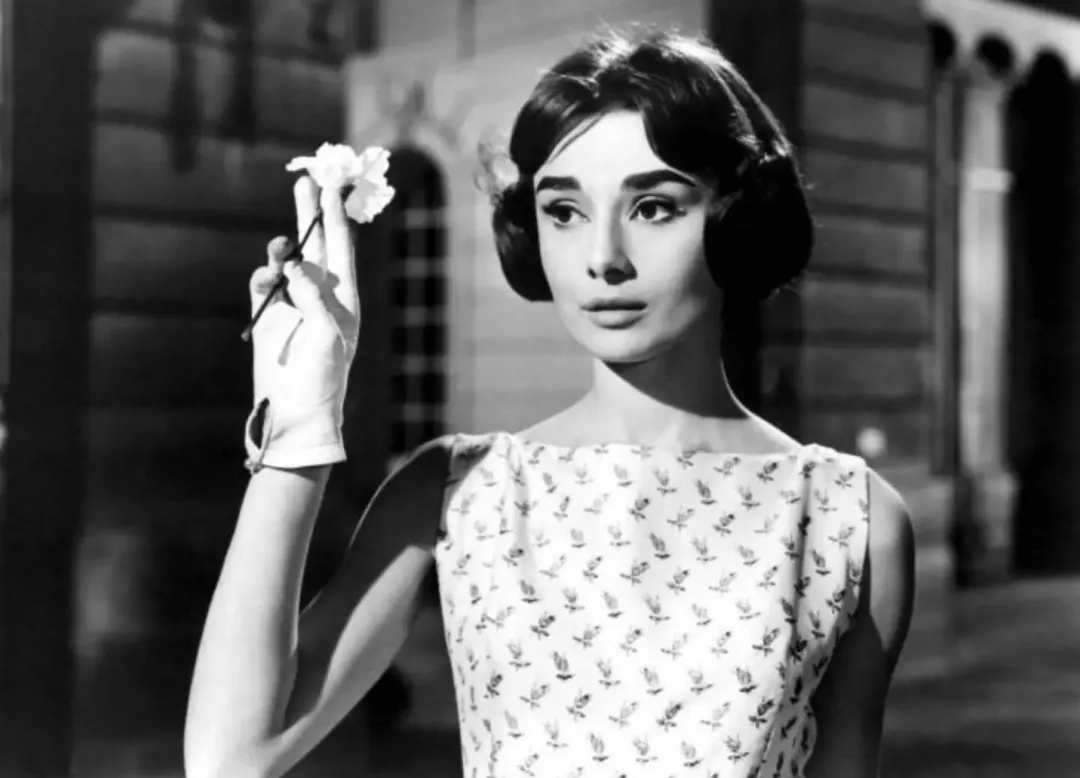 奥黛丽·赫本数次离婚，流产，她凭什么还被奉为女神？