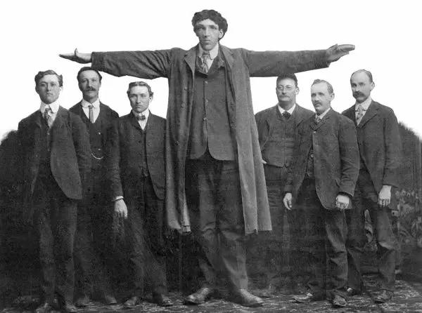 全世界最高的十个人（世界上最高的人叫什么名字）