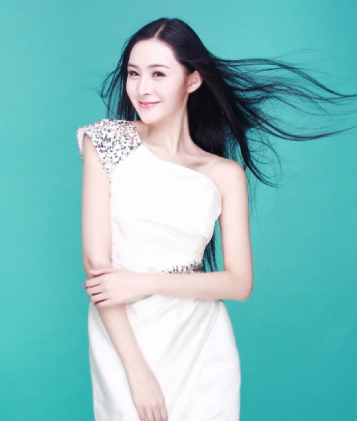 张颖颖整容前后照被扒，原名张颖曾做嫩模，还跟王晶亲密合影