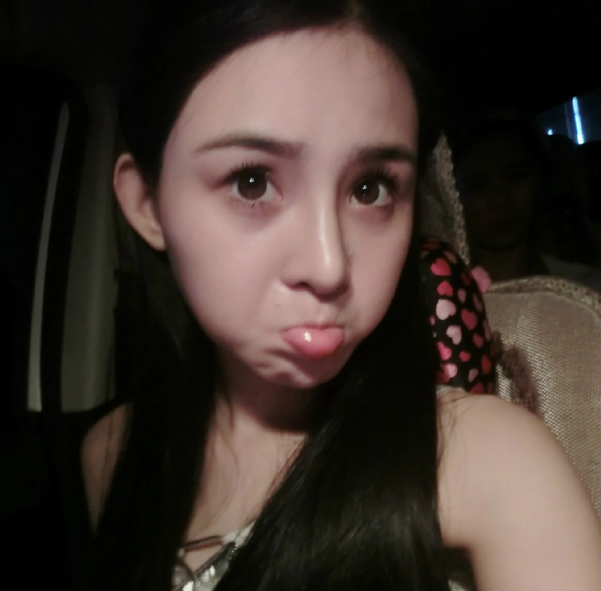 张颖颖整容前后照被扒，原名张颖曾做嫩模，还跟王晶亲密合影