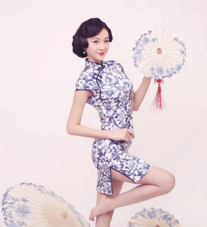 张颖颖整容前后照被扒，原名张颖曾做嫩模，还跟王晶亲密合影