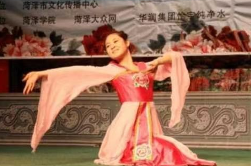 张颖颖整容前后照被扒，原名张颖曾做嫩模，还跟王晶亲密合影