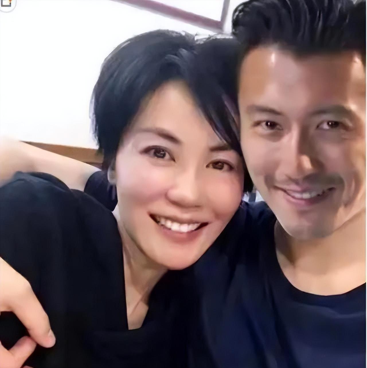 王菲谢霆锋罕见秀恩爱！网友表示：复合九年了，他们怎么还不结婚？