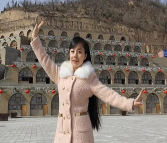 国家一级演员王二妮买不起房回归农村放牧耕作？引发网友质疑热议