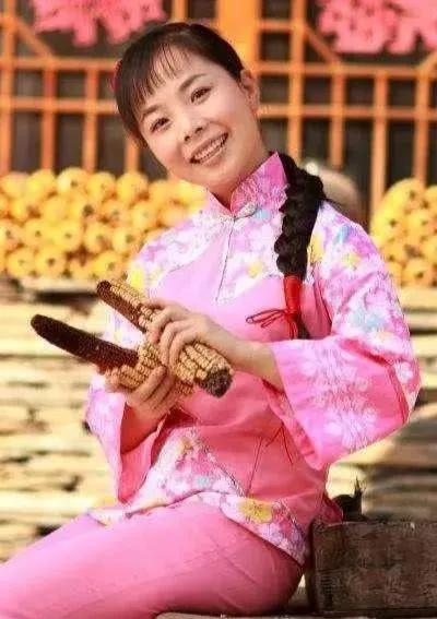 国家一级演员王二妮买不起房回归农村放牧耕作？引发网友质疑热议