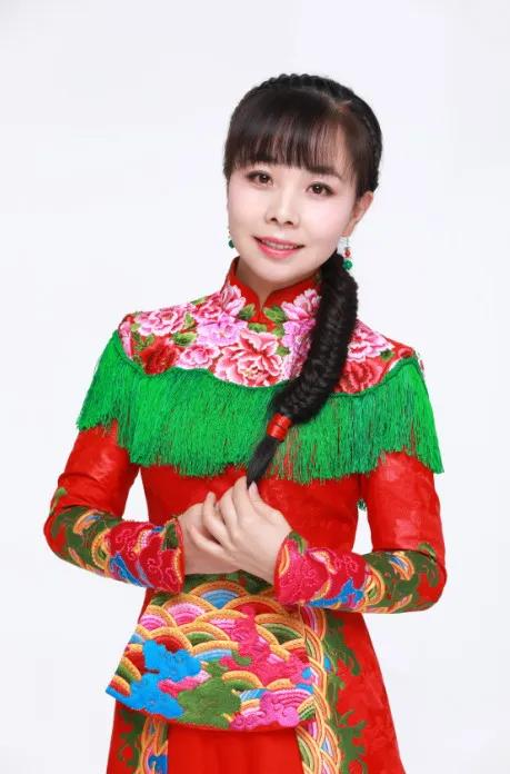 国家一级演员王二妮买不起房回归农村放牧耕作？引发网友质疑热议