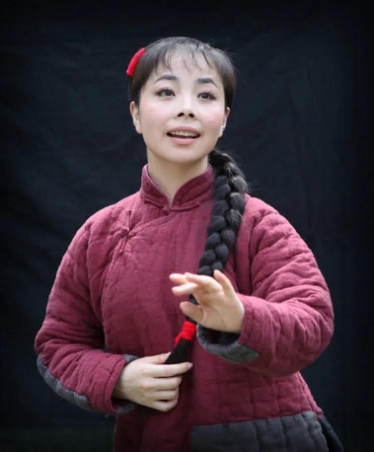 国家一级演员王二妮买不起房回归农村放牧耕作？引发网友质疑热议