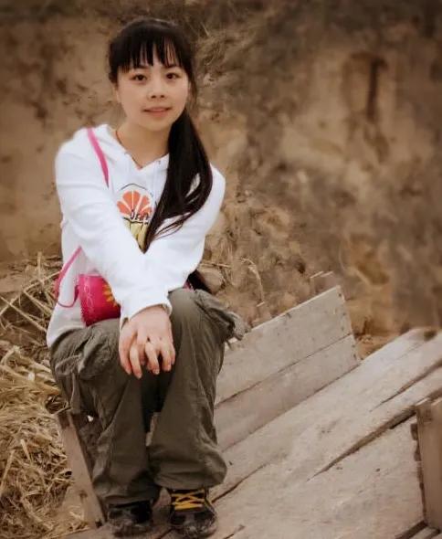 国家一级演员王二妮买不起房回归农村放牧耕作？引发网友质疑热议