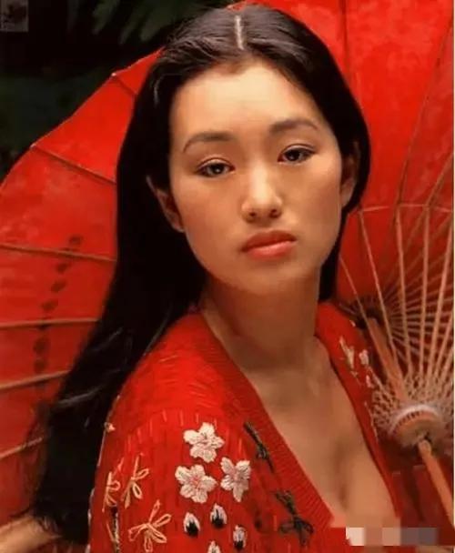 风流张艺谋：28岁和初恋结婚，37岁出轨22岁巩俐，49岁娶18岁陈婷