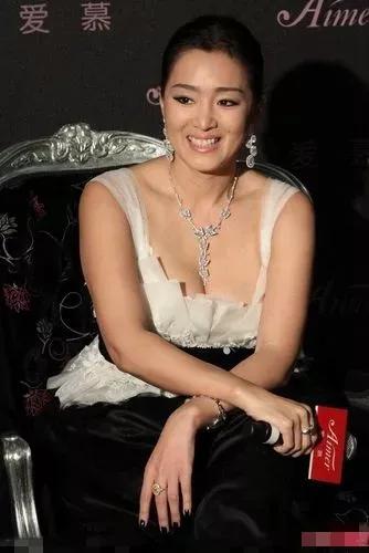 风流张艺谋：28岁和初恋结婚，37岁出轨22岁巩俐，49岁娶18岁陈婷