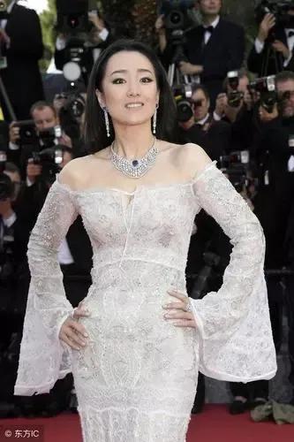 风流张艺谋：28岁和初恋结婚，37岁出轨22岁巩俐，49岁娶18岁陈婷