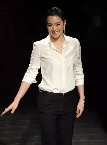 风流张艺谋：28岁和初恋结婚，37岁出轨22岁巩俐，49岁娶18岁陈婷