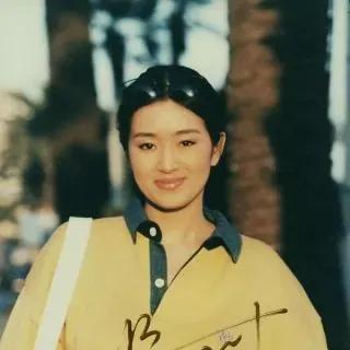 风流张艺谋：28岁和初恋结婚，37岁出轨22岁巩俐，49岁娶18岁陈婷