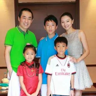 风流张艺谋：28岁和初恋结婚，37岁出轨22岁巩俐，49岁娶18岁陈婷