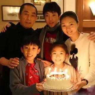 风流张艺谋：28岁和初恋结婚，37岁出轨22岁巩俐，49岁娶18岁陈婷