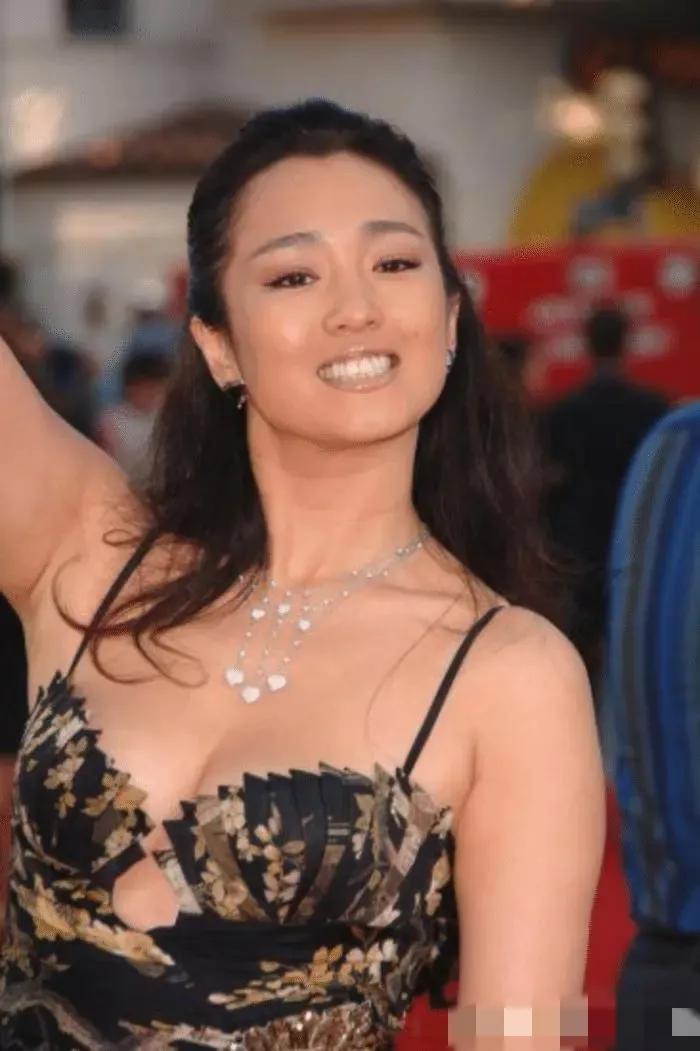 风流张艺谋：28岁和初恋结婚，37岁出轨22岁巩俐，49岁娶18岁陈婷