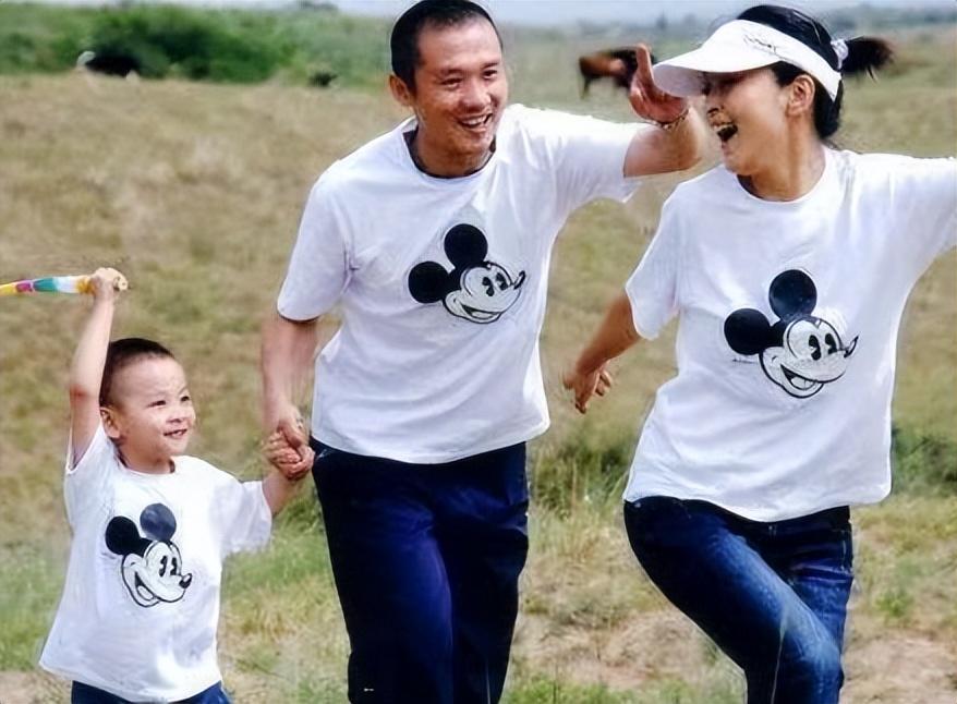 离婚后忍不住流泪，想儿子想得睡不着，如今53岁的黄志忠仍单身