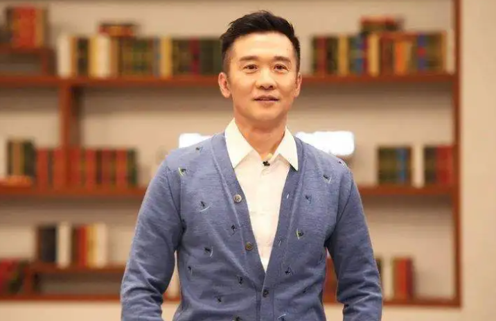 离婚后忍不住流泪，想儿子想得睡不着，如今53岁的黄志忠仍单身