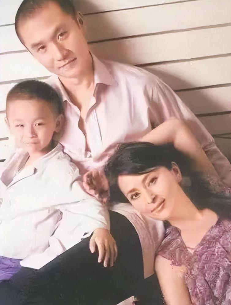 离婚后忍不住流泪，想儿子想得睡不着，如今53岁的黄志忠仍单身