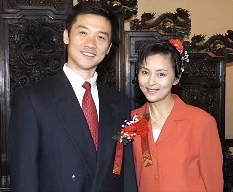 离婚后忍不住流泪，想儿子想得睡不着，如今53岁的黄志忠仍单身