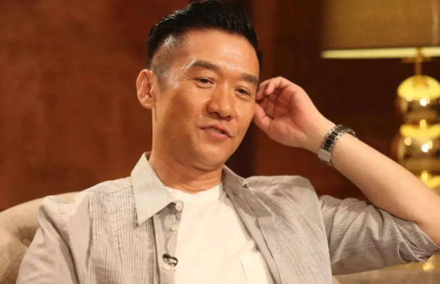 离婚后忍不住流泪，想儿子想得睡不着，如今53岁的黄志忠仍单身