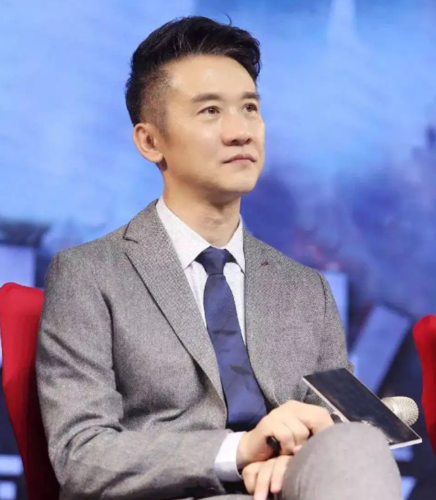 离婚后忍不住流泪，想儿子想得睡不着，如今53岁的黄志忠仍单身