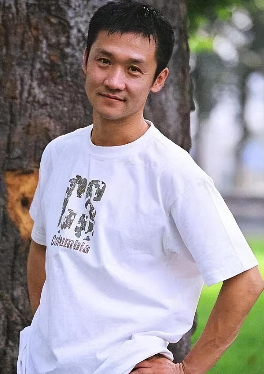 离婚后忍不住流泪，想儿子想得睡不着，如今53岁的黄志忠仍单身