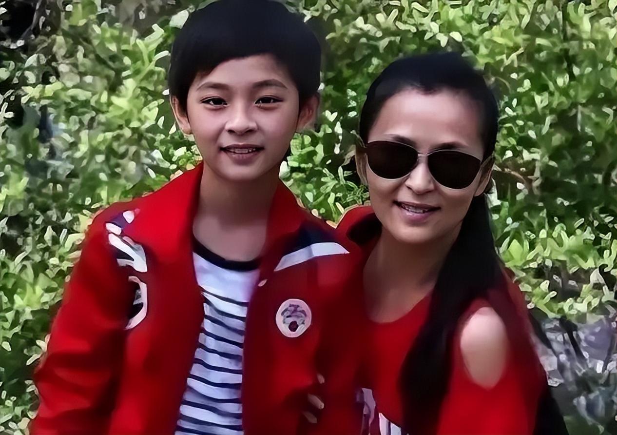 离婚后忍不住流泪，想儿子想得睡不着，如今53岁的黄志忠仍单身