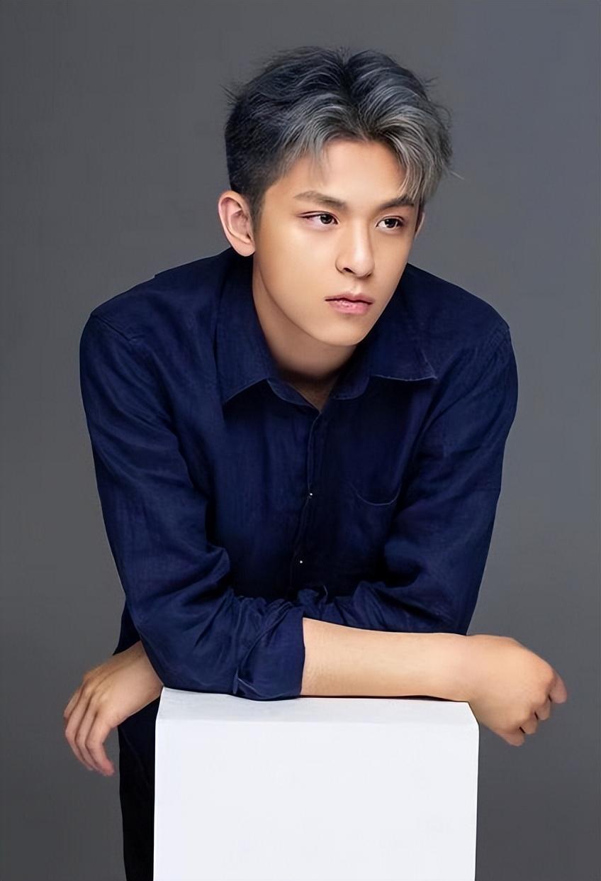 离婚后忍不住流泪，想儿子想得睡不着，如今53岁的黄志忠仍单身