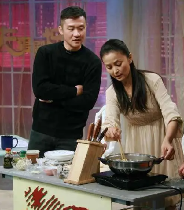 离婚后忍不住流泪，想儿子想得睡不着，如今53岁的黄志忠仍单身