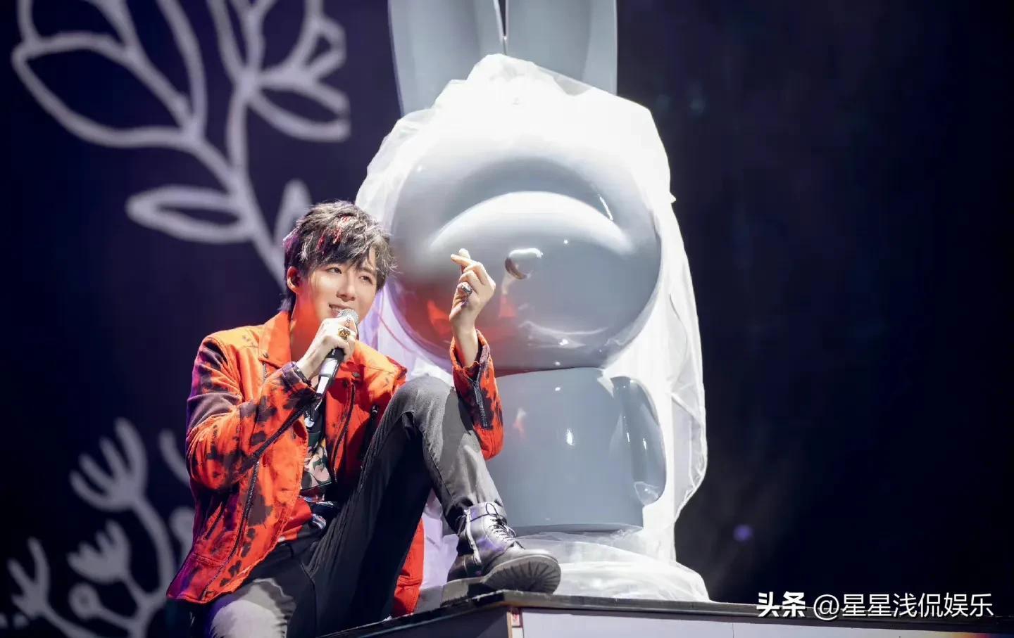 刘宇宁与贾士凯聚餐，搂着对方肩膀关系亲密，粉丝猜测演唱会要来