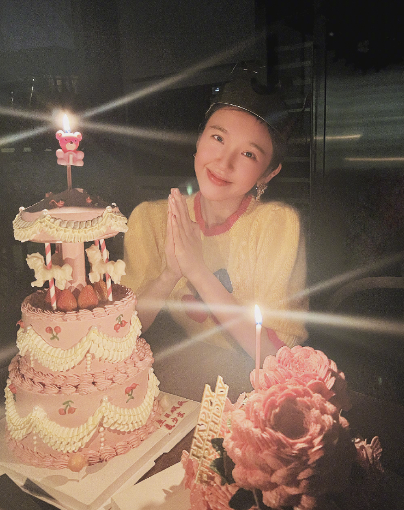 唐艺昕晒35岁庆生照，疑获张若昀送樱桃蛋糕，老公视角下笑容甜美