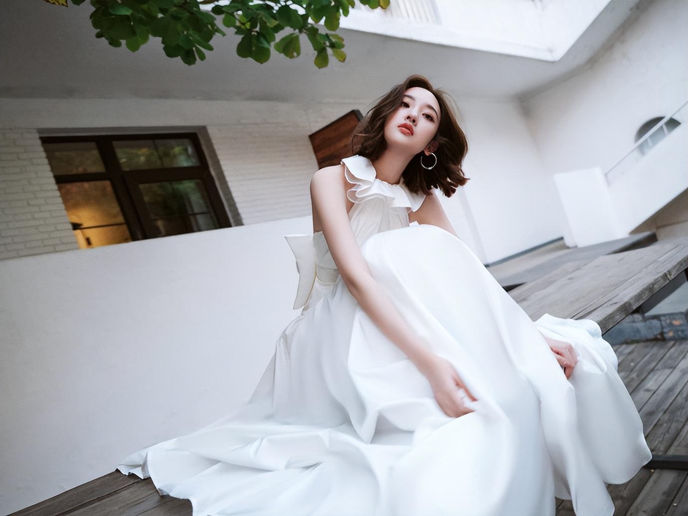 唐艺昕晒35岁庆生照，疑获张若昀送樱桃蛋糕，老公视角下笑容甜美