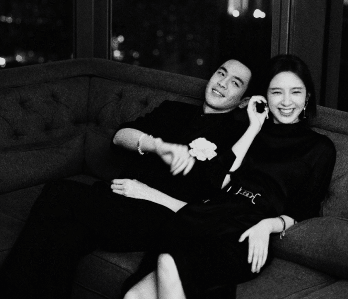 唐艺昕晒35岁庆生照，疑获张若昀送樱桃蛋糕，老公视角下笑容甜美