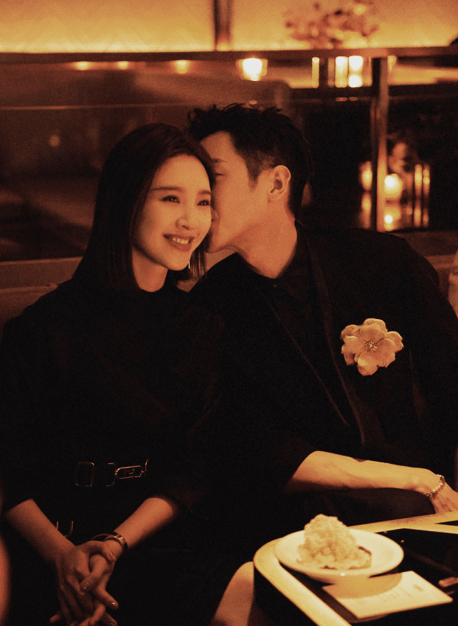 唐艺昕晒35岁庆生照，疑获张若昀送樱桃蛋糕，老公视角下笑容甜美