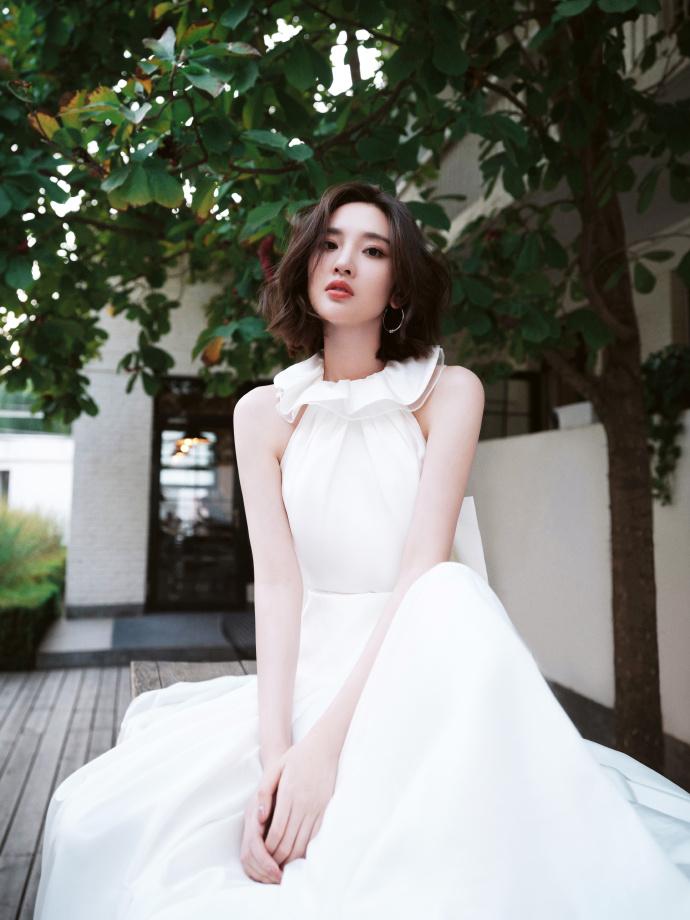 唐艺昕晒35岁庆生照，疑获张若昀送樱桃蛋糕，老公视角下笑容甜美