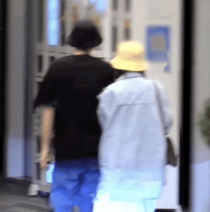 唐艺昕晒35岁庆生照，疑获张若昀送樱桃蛋糕，老公视角下笑容甜美