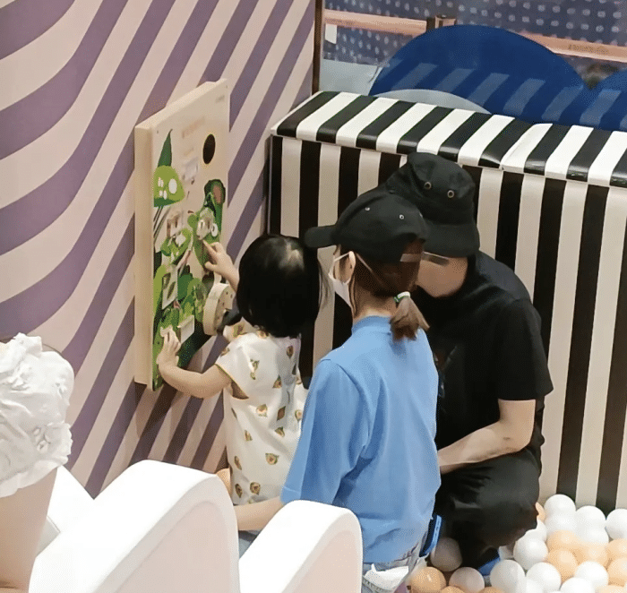 唐艺昕晒35岁庆生照，疑获张若昀送樱桃蛋糕，老公视角下笑容甜美