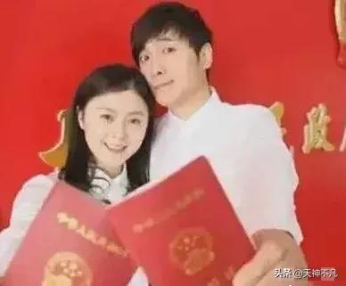 沈腾妻子发福严重，半夜带着孩子聚餐，两人的婚姻依然稳固