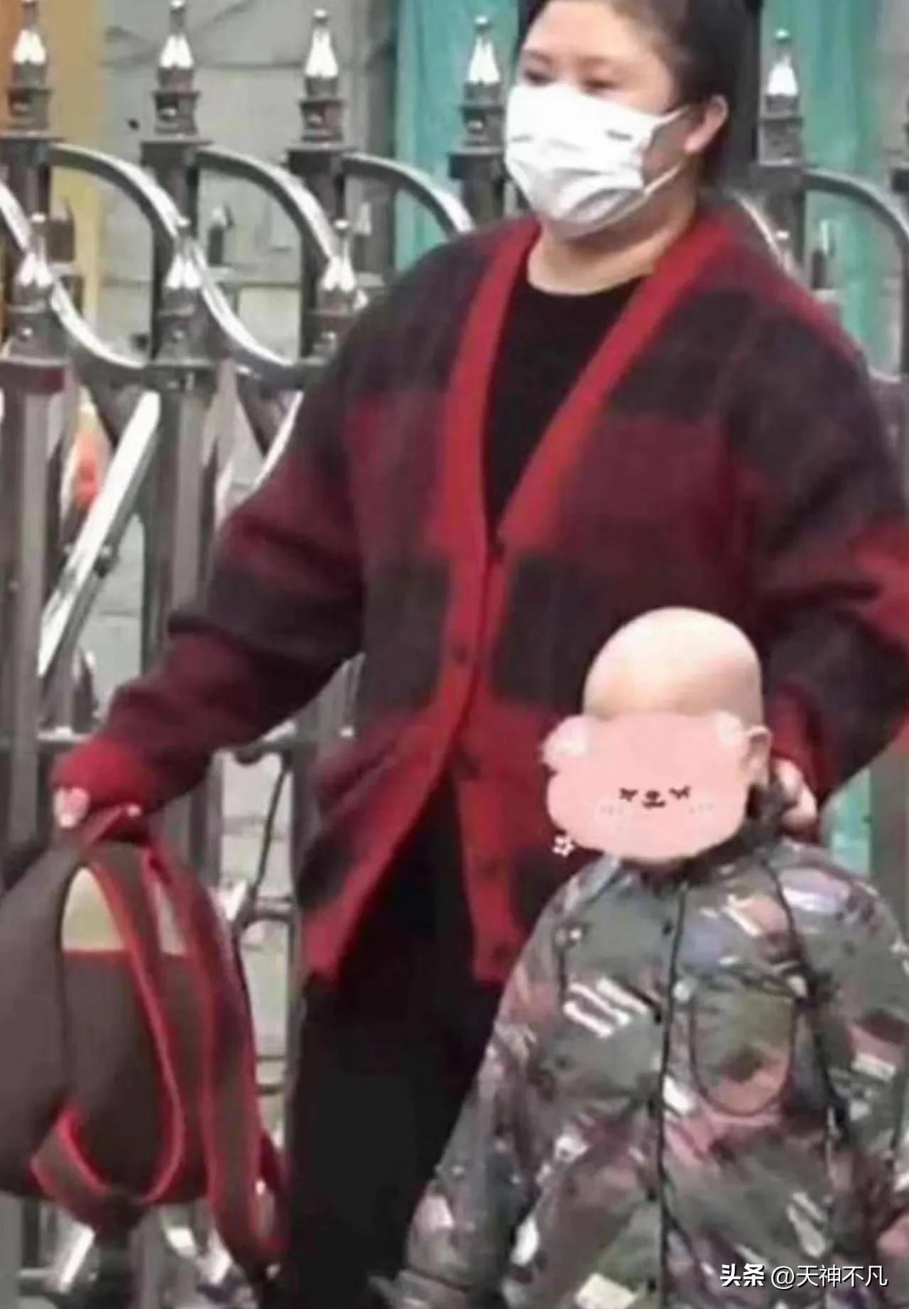 沈腾妻子发福严重，半夜带着孩子聚餐，两人的婚姻依然稳固