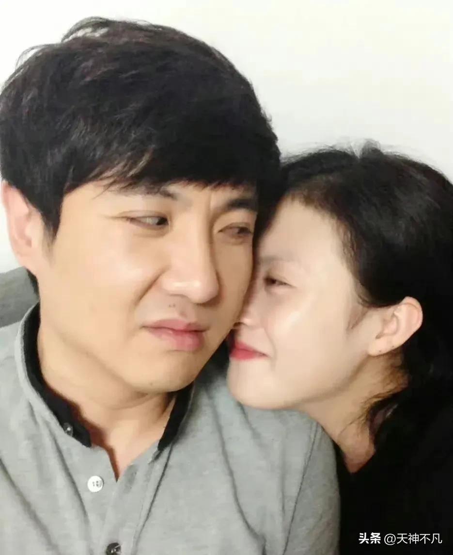 沈腾妻子发福严重，半夜带着孩子聚餐，两人的婚姻依然稳固