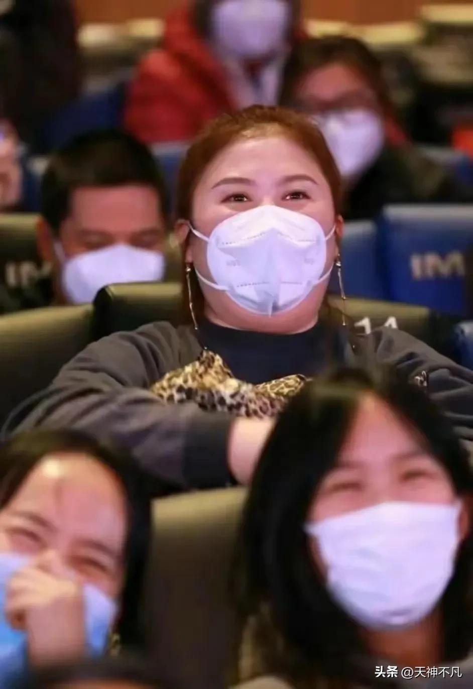 沈腾妻子发福严重，半夜带着孩子聚餐，两人的婚姻依然稳固