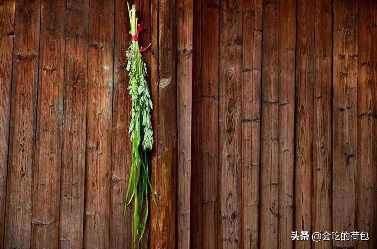 端午节门口挂艾草什么意思怎么放-（门口挂艾草的寓意和象征）