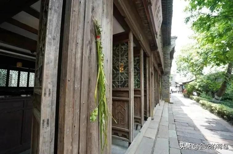 端午节门口挂艾草什么意思怎么放-（门口挂艾草的寓意和象征）