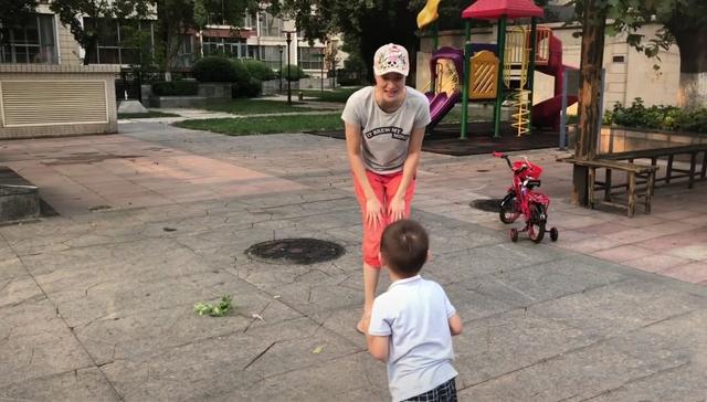 林丹罕见与谢杏芳秀恩爱，为妻庆生送奢华大礼，别墅内景曝光