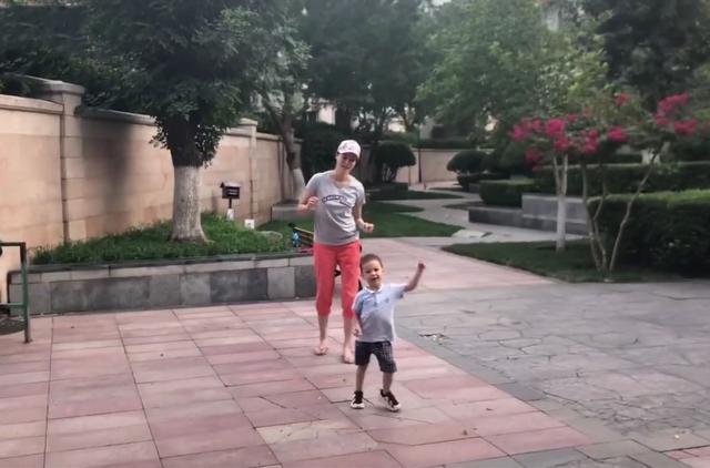 林丹罕见与谢杏芳秀恩爱，为妻庆生送奢华大礼，别墅内景曝光