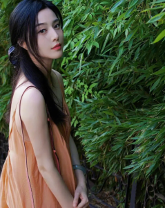 ​谢娜孙俪成红毯亮点，生图嘴歪脸斜疑毁容，娘娘眼凸脖肿养生过度