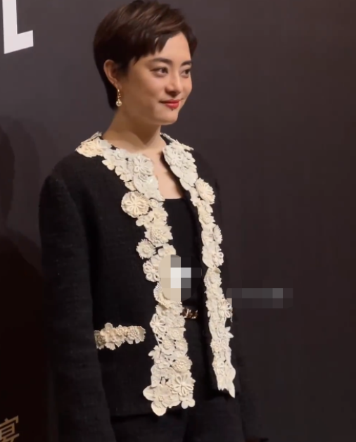 谢娜孙俪成红毯亮点，生图嘴歪脸斜疑毁容，娘娘眼凸脖肿养生过度